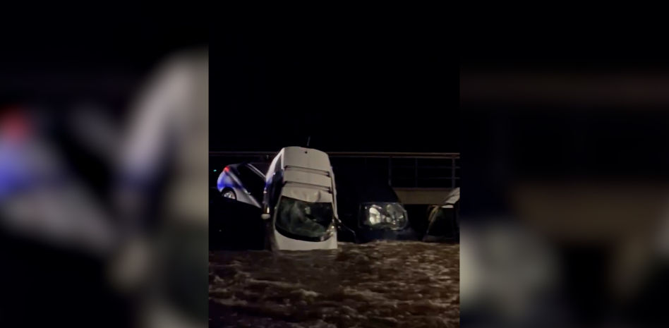 Una lluvia torrencial inunda Cadaqués y arrastra hasta 32 coches por la riera