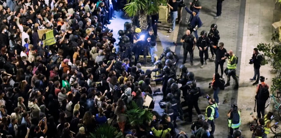 Indignación y rabia en València: una marea exige la dimisión de Mazón