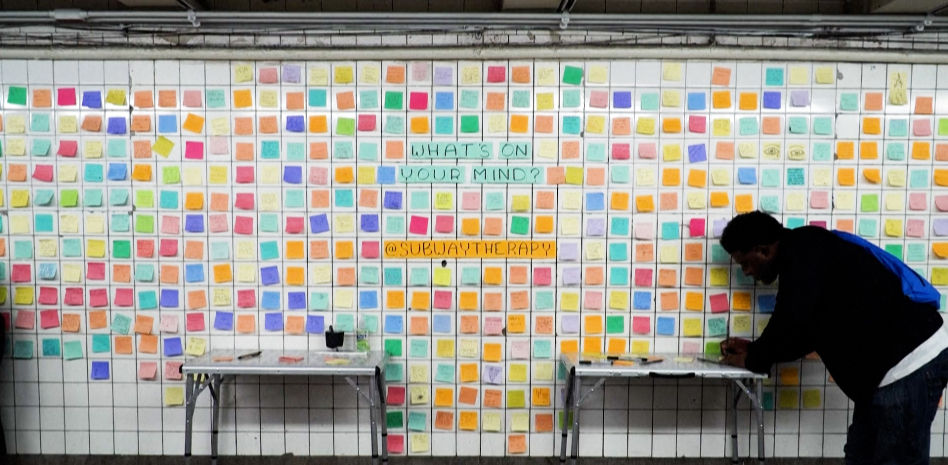 El metro de Nueva York se llena de pósits terapéuticos