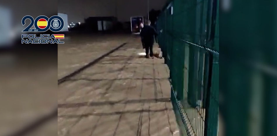 Una cadena humana de policías salvó de la riada a cuatro hombres agarrados a señales y árboles