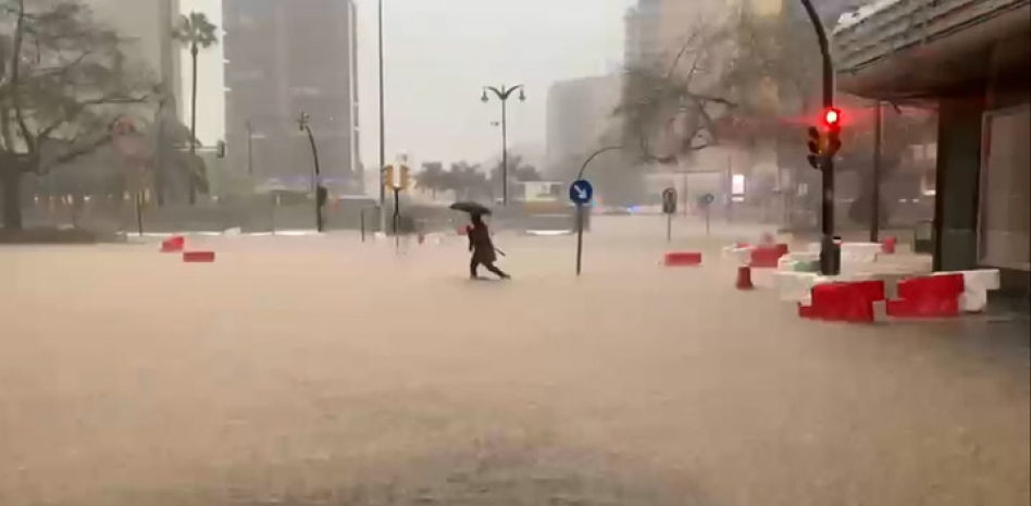 Lluvia y balsas de agua en el centro de Málaga