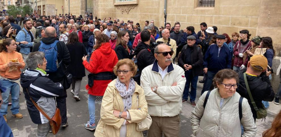 Una protesta reclama la dimisión de Mazón a las puertas de Les Corts Valencianes