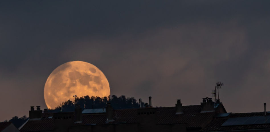 Mira cómo se deja ver la superluna del Castor