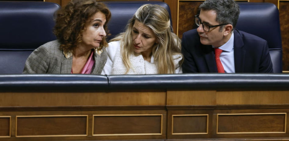 Hacienda aprueba el impuesto reforzado a la banca y el mínimo del 15% de sociedades, pero pierde la subida del diésel