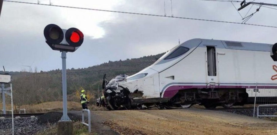 Mueren dos trabajadores del AVE al chocar un Alvia con un turismo en Palencia