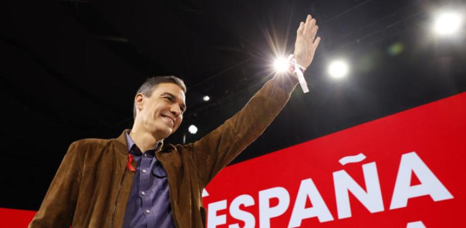Sánchez llama al PSOE al combate ante la adversidad y fija la meta en el 2027