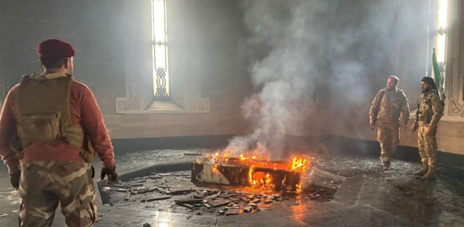 Los rebeldes prenden fuego a la tumba del difunto presidente Hafez el Asad en Siria