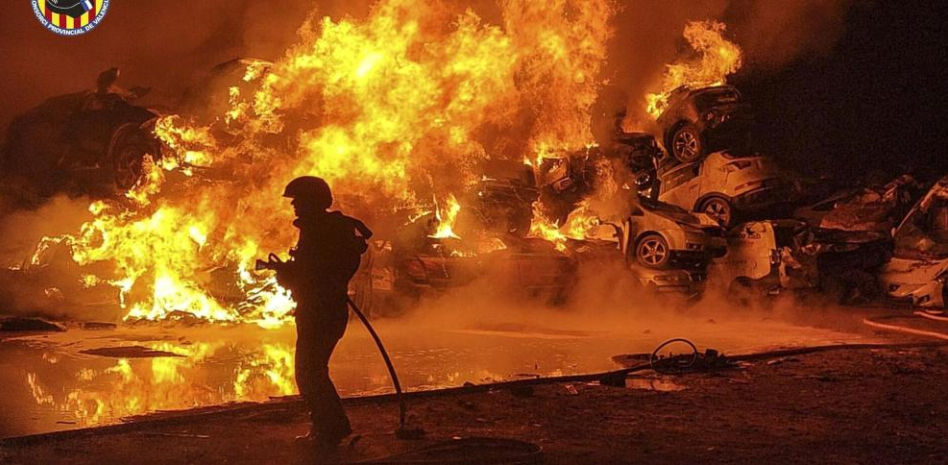 Extinguido el incendio declarado en un solar con decenas de coches afectados por la dana en Catarroja