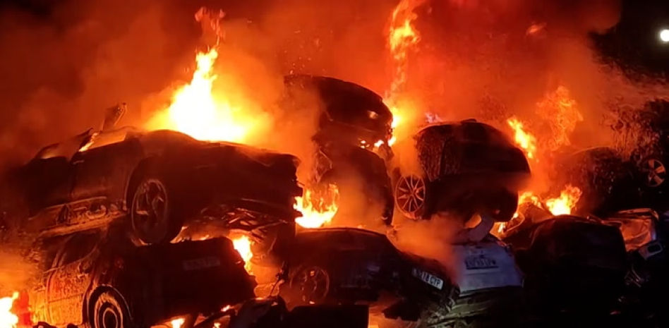 Extinguido el incendio declarado en un solar con decenas de coches afectados por la dana en Catarroja