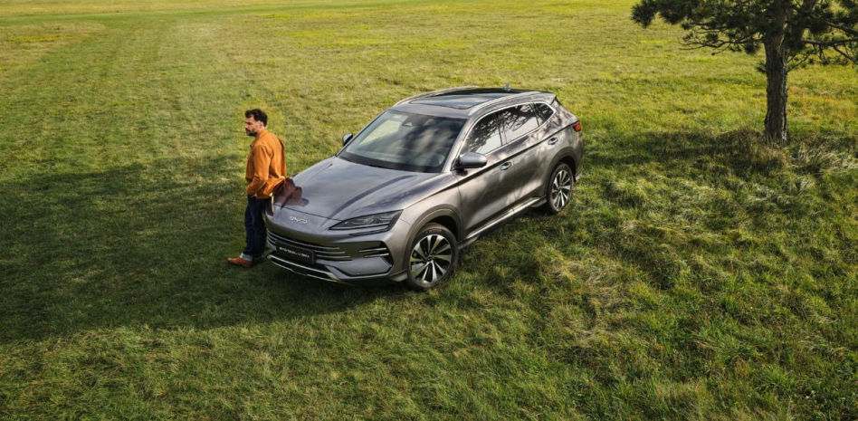 BYD Seal U DM-i: el SUV con 1000 km de autonomía que Papá Noel elegiría para repartir regalos