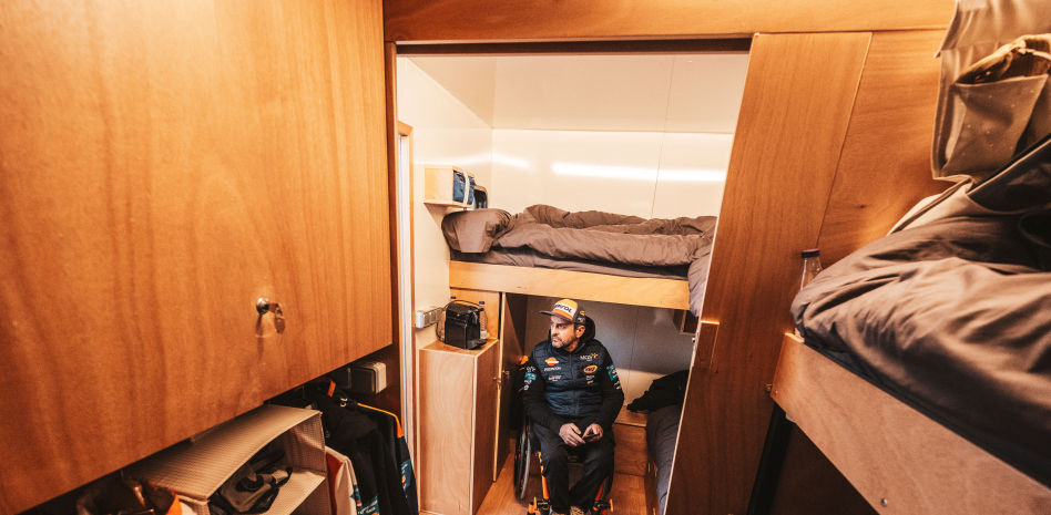 Isidre Esteve, piloto: así descansa y se asea en un contenedor de barco convertido en caravana durante el Dakar