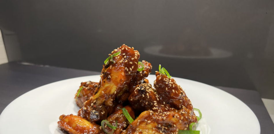 La receta de 'Buffalo wings' más fácil y sabrosa para ensuciarte las manos