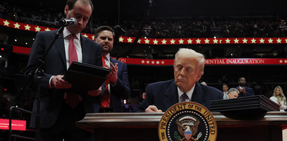 Trump indulta a los asaltantes del Capitolio, declara la emergencia nacional en la frontera y deroga el legado de Biden