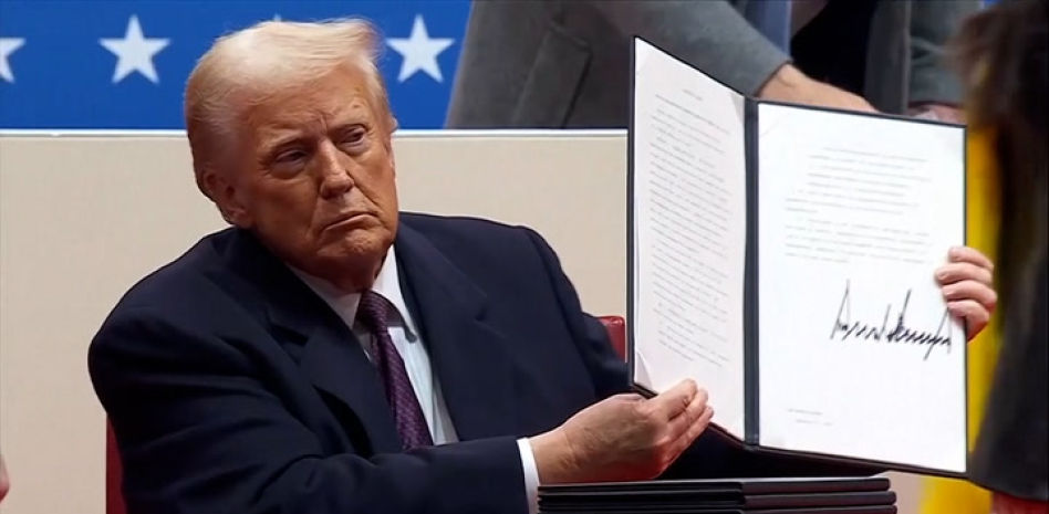  Así ha firmado Trump las primeras órdenes ejecutivas de su presidencia