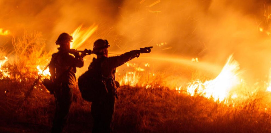 Un nuevo y violento incendio en el área de Los Ángeles obliga a evacuar a 31.000 personas