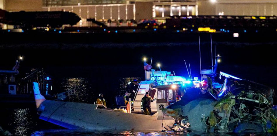 Un avión con 60 pasajeros se estrella con un helicóptero militar cerca del aeropuerto de Washington