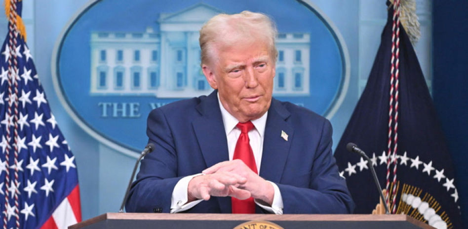 Trump culpa a Biden y Obama del accidente aéreo de Washington