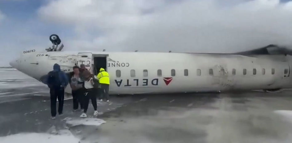 Un avión de pasajeros de Delta sufre un aparatoso accidente al aterrizar en Toronto