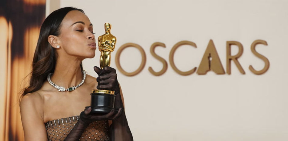 Así ha recibido el Oscar a mejor actriz de repartoZoe Saldaña
