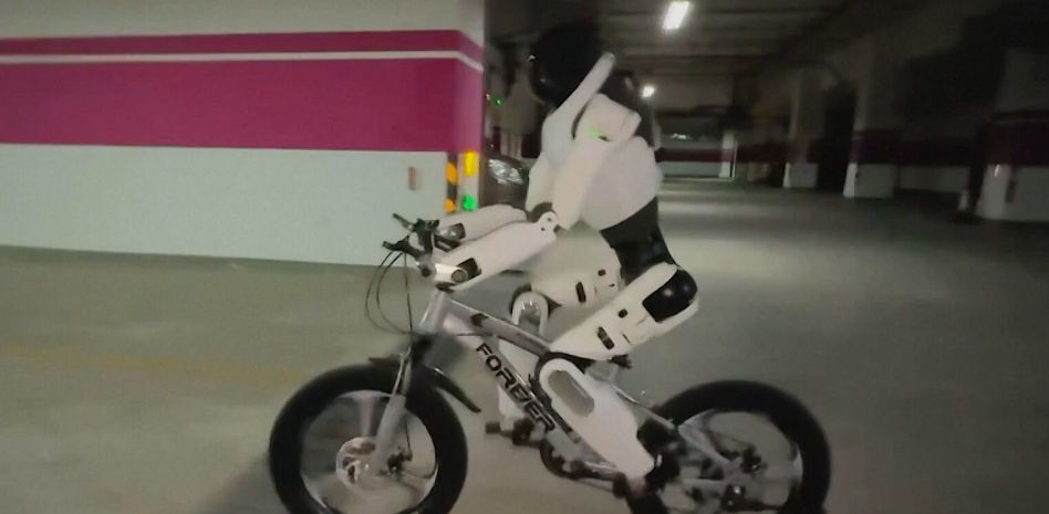 Este es el robot humanoide capaz de montar en bicicleta