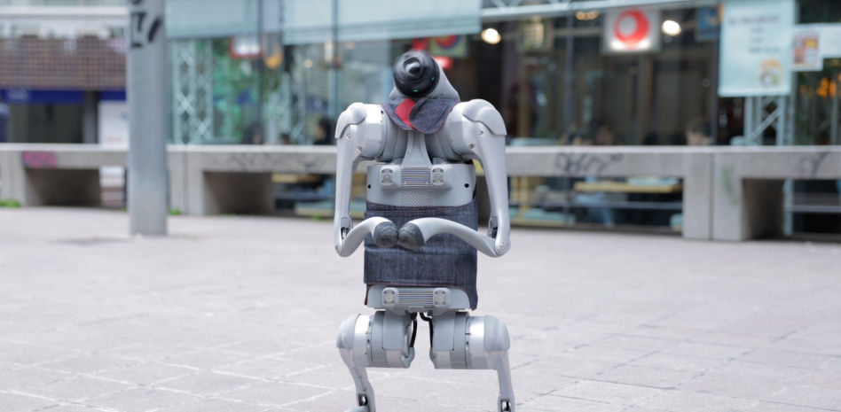 Així és el gos robot que es passeja per Barcelona: el futur de les cures i antídot contra la solitud