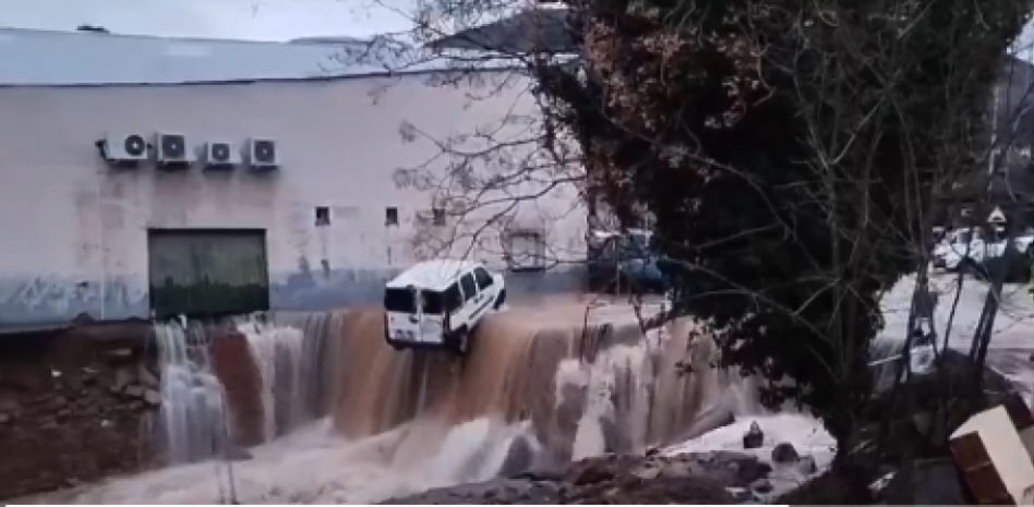 Un desbordamiento provoca el corte de una carretera y arrastra coches en Jarandilla de la Vera