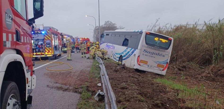 15 heridos leves y uno menos grave en la salida de vía de un autocar en la C-33 en Mollet del Vallès