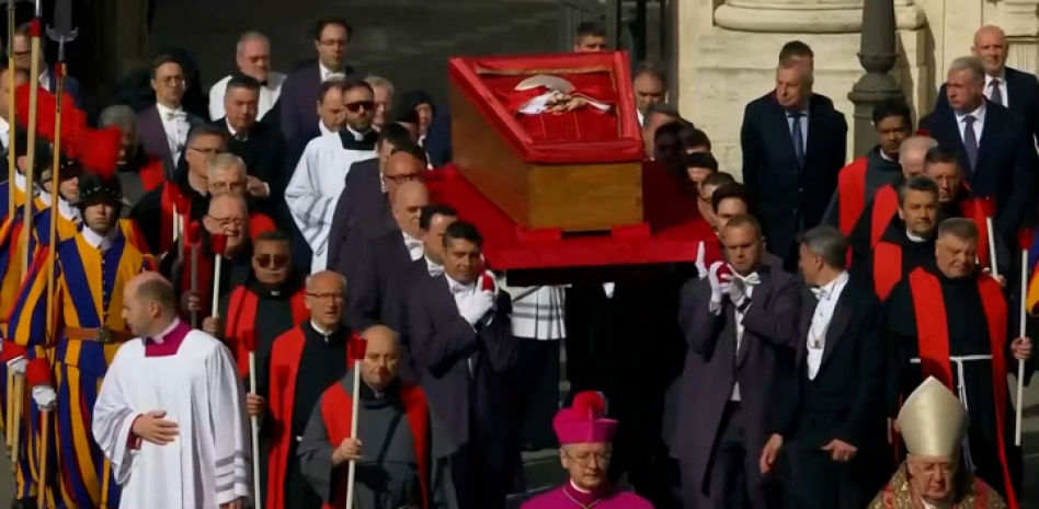 Así ha sido el traslado del féretro del papa Francisco a la basílica de San Pedro