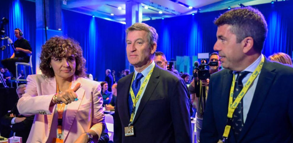 Carlos Mazón y Feijóo se abrazan en su encuentro en el congreso del PPE