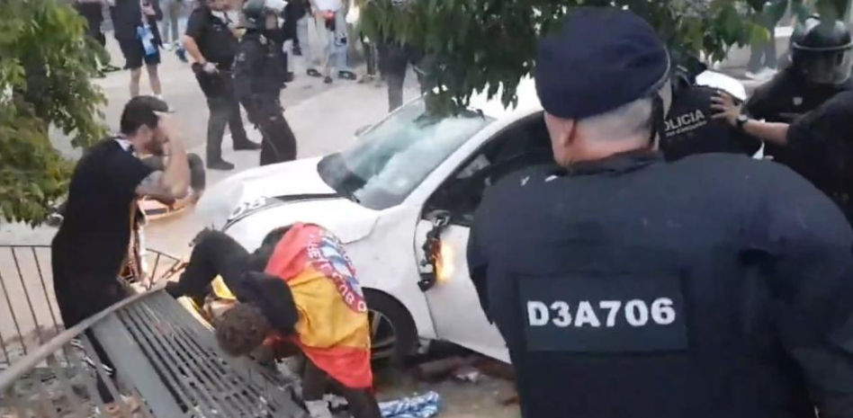 Heridos 17 aficionados, uno en estado crítico, al perder el control un vehículo en los aledaños de Cornellà-El Prat