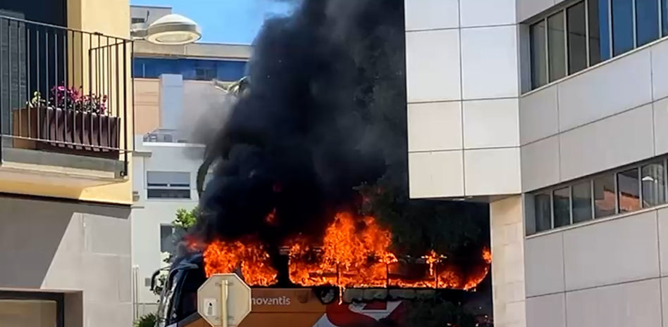 Un autobús arde frente al hospital de Palamós sin causar heridos