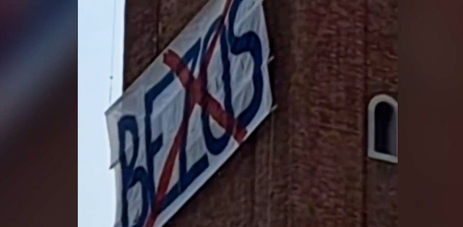 Activistas protestan contra la boda de Bezos con una pancarta en un campanario en Venecia