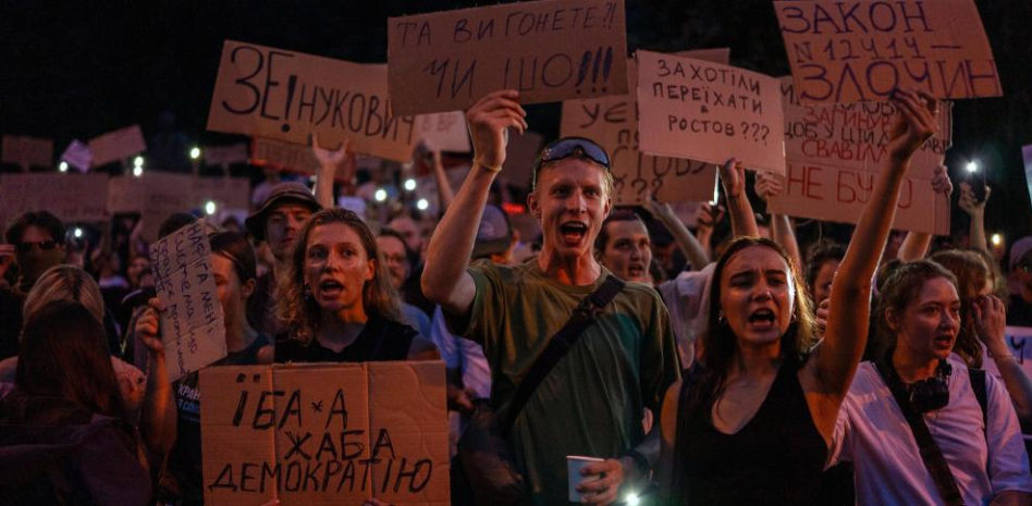 Miles de ucranianos salen a la calle en las primeras protestas contra Zelenski desde el inicio de la guerra