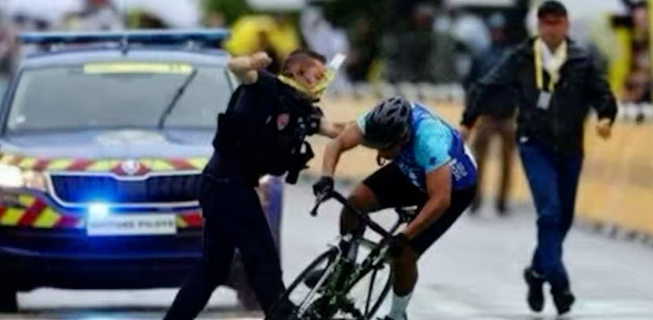 Un espontáneo en bicicleta, placado en la meta de la decimoséptima etapa del Tour de Francia
