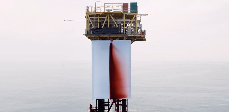 Greenpeace se sube a una plataforma gasística de Shell e instala una obra de Anish Kapoor