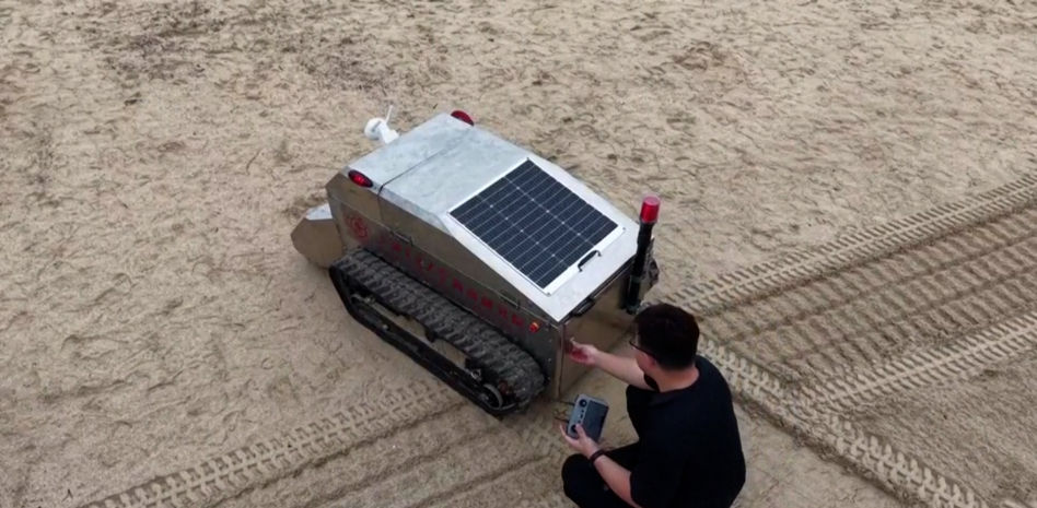 Un robot “perro de playa” ayuda a mantener limpia la arena en el sur de China