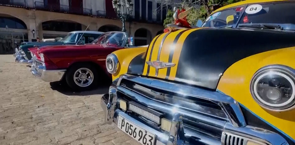 Los emblemáticos coches antiguos de Cuba desfilan por las calles de La Habana