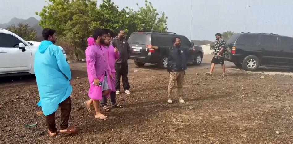 Decenas de personas se reúnen en Emiratos Árabes para ver asombradas la lluvia