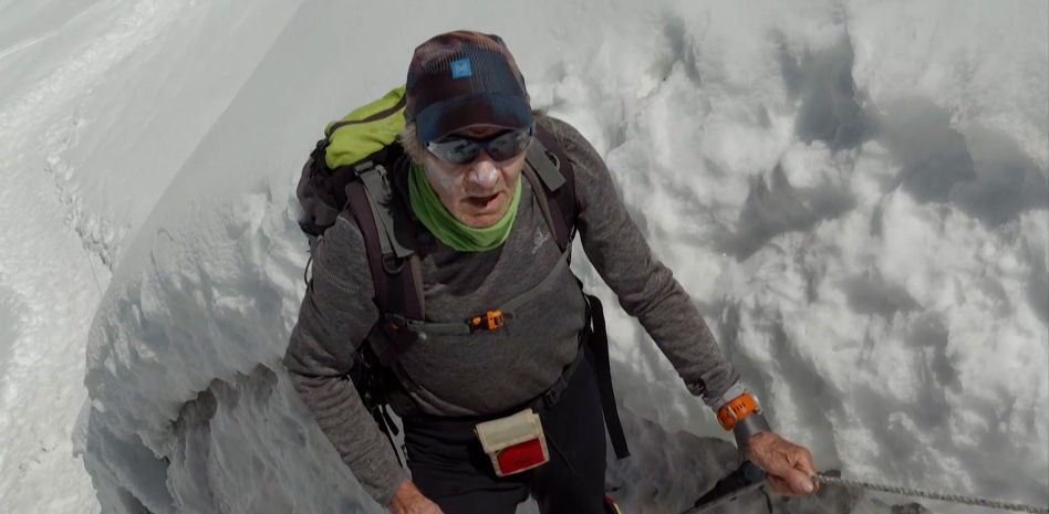 Así fue el momento en que el que Carlos Soria, de 86 años, hizo historia al coronar el Manaslu en Nepal