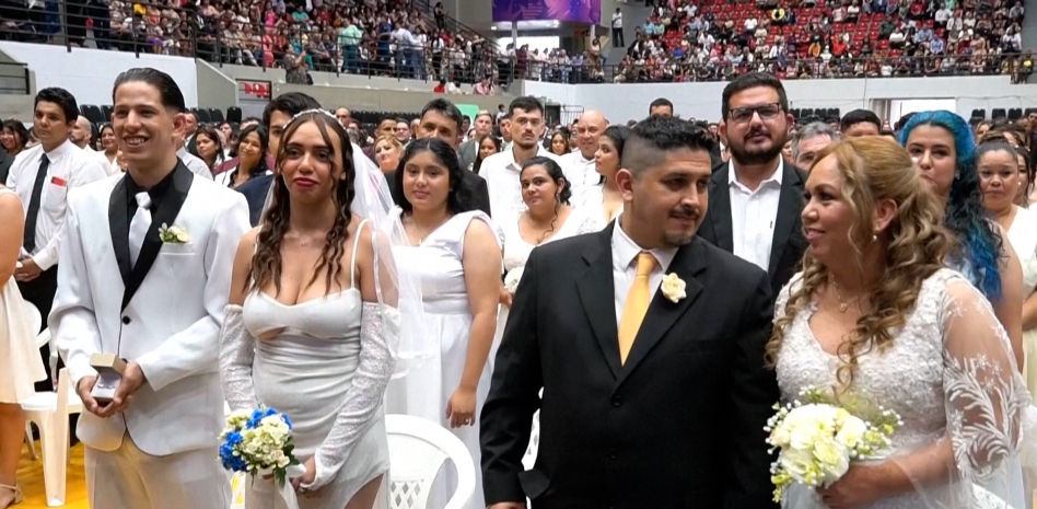 Más de 600 parejas se casan en una boda civil masiva en Paraguay