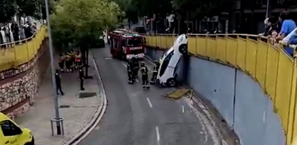 Un coche se precipita en la rambla del Carmel dando marcha atrás