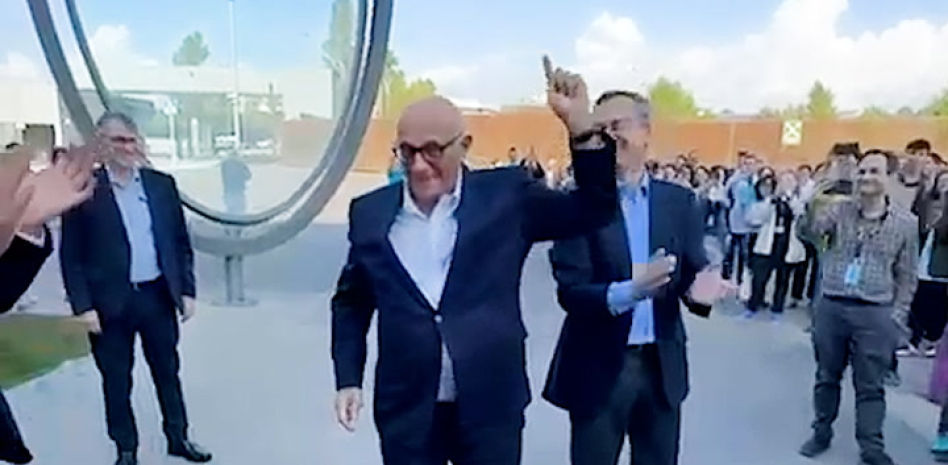 La celebración de Josep Oliu con los trabajadores del Banc Sabadell tras la fallida opa del BBVA