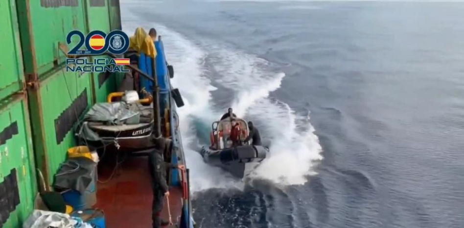 Incautan 6.500 kg de cocaína a 1.100 km de Canarias en un barco con dirección Vigo