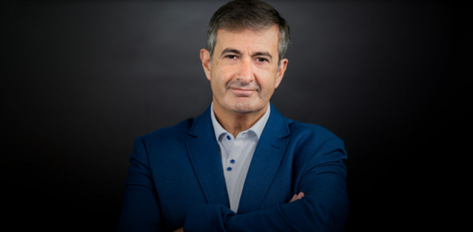 El director de 'Guyana Guardian', Jordi Juan, conversa con los suscriptores del diario