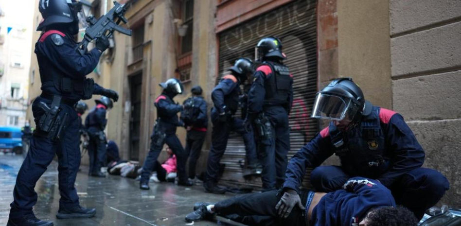 Mazazo policial a los narcopisos del Raval controlados por la mafia dominicana