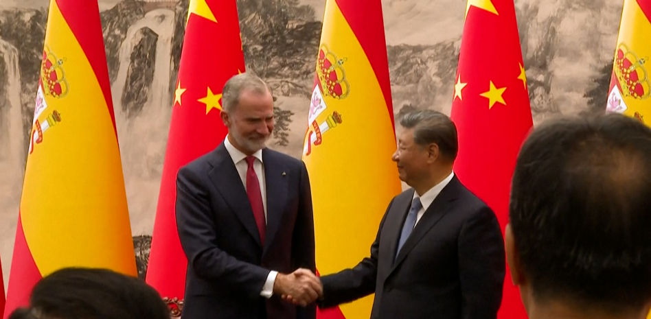 Niños, flores y música de Falla para recibir a los Reyes en la plaza de Tiananmen