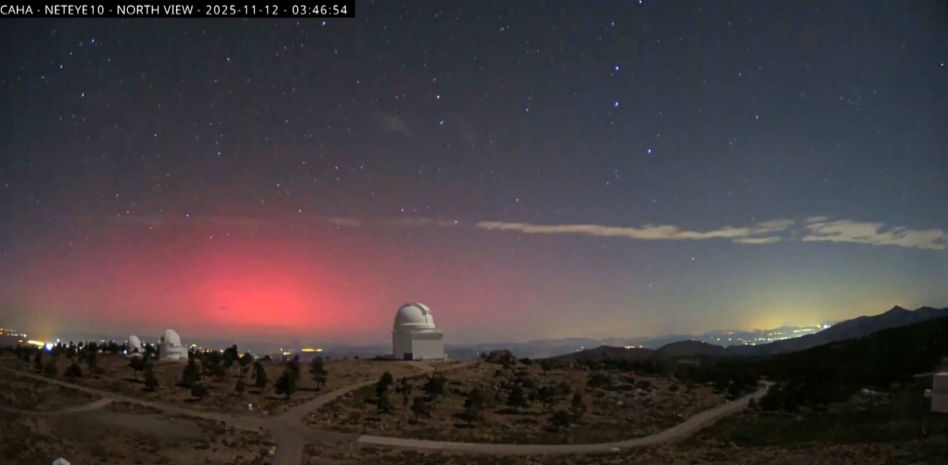 Una aurora boreal tiñe de rojo el cielo de Calar Alto, en Almería, tras la tormenta solar