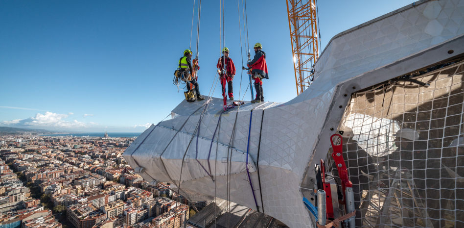 La Sagrada Família incorpora el primer brazo de la cruz