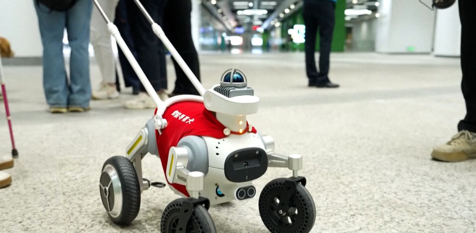 El primer perro guía robótico con IA en el metro para personas con discapacidad visual