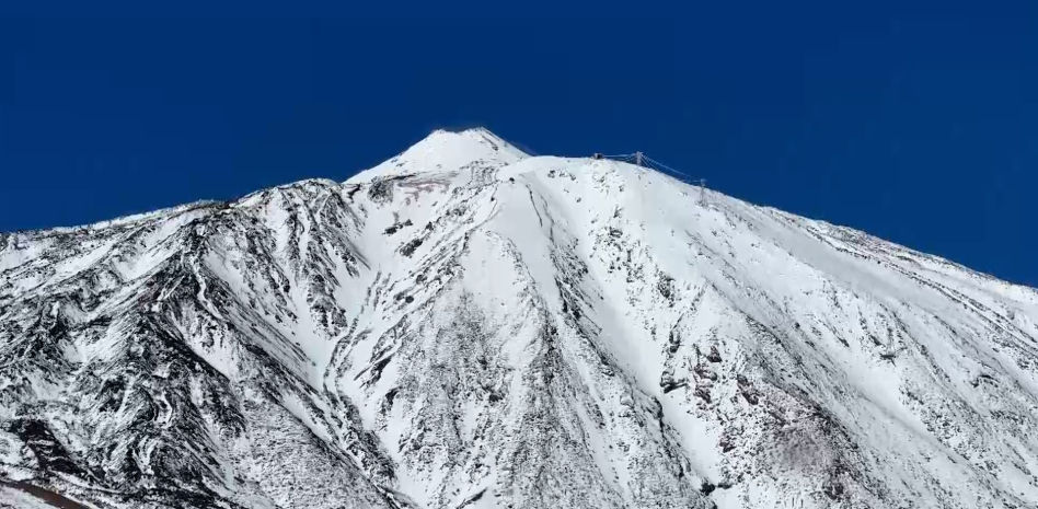 La borrasca Emilia deja metro y medio de nieve en el Teide, la nevada más intensa desde 2016